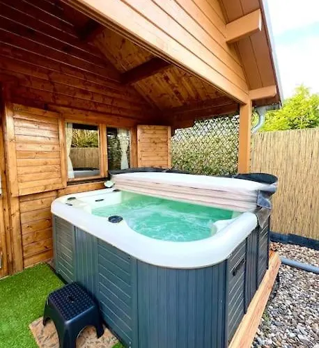 Cozy Chalet With Garden And Jacuzzi Near Amsterdam